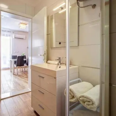 Candy With Jacuzzi And Parking Place Lägenhet