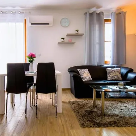 Candy With Jacuzzi And Parking Place Apartament