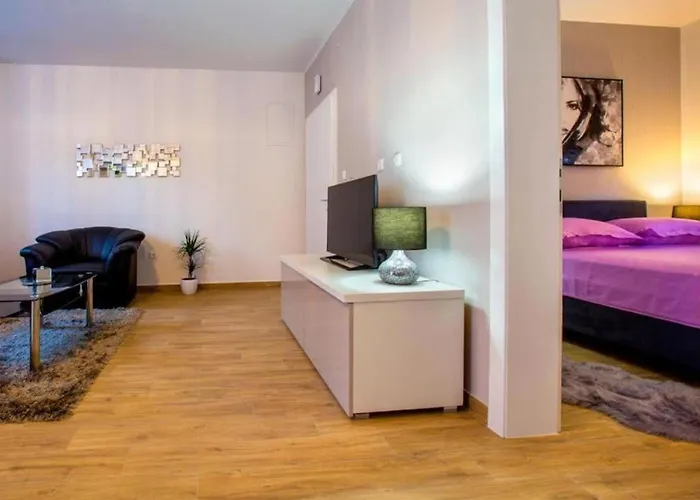 Candy With Jacuzzi And Parking Place